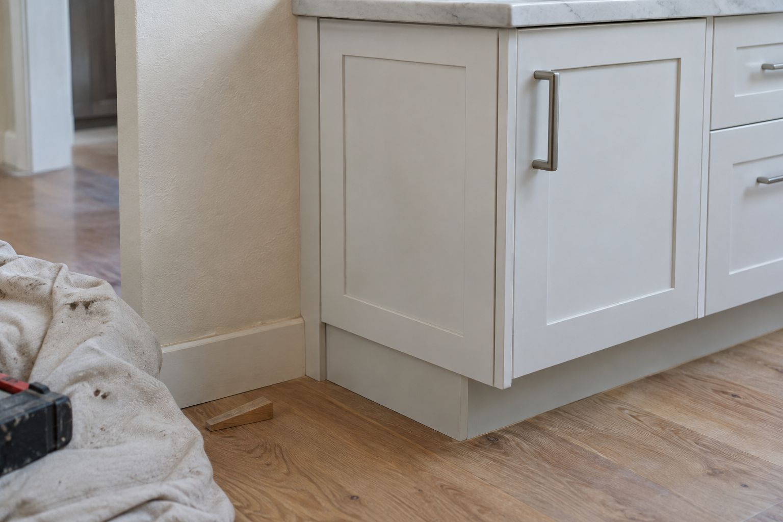 Design visualization: Cabinet end panel, scribed wall filler and recessed toe kick at an installation junction